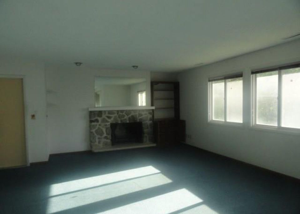 APPLEWOOD PL NE 82,500 2BDR 1BTH Condo/Townhome Cedar Rapids IA Foreclosure (Bank