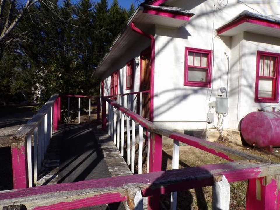 FRUITLAND RD 89,500 3BDR 1BTH Single Family Hendersonville