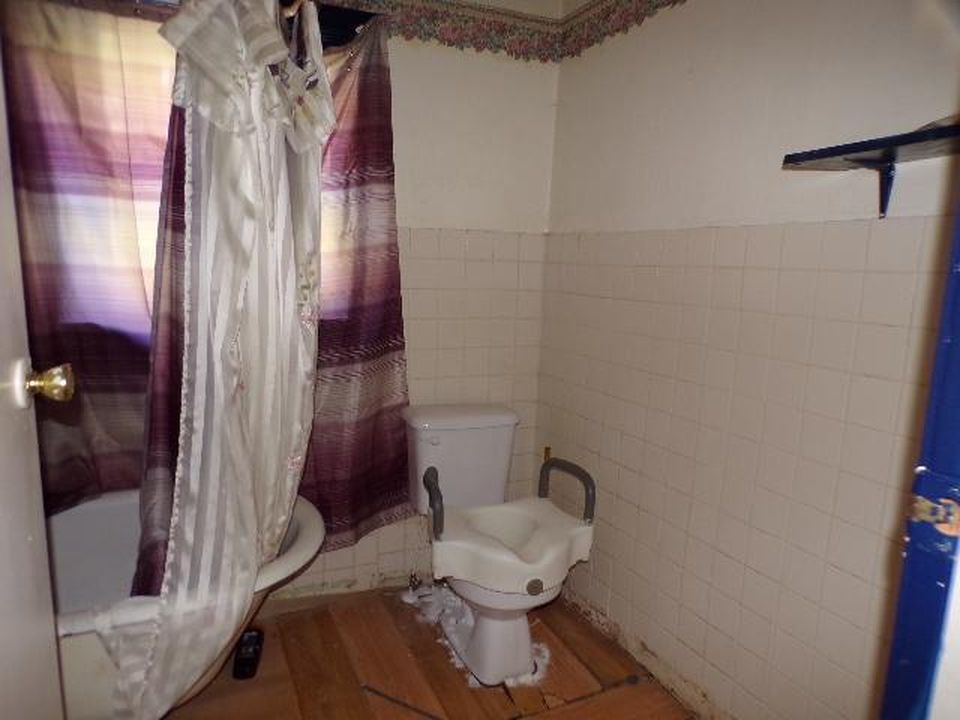 FRUITLAND RD 89,500 3BDR 1BTH Single Family Hendersonville