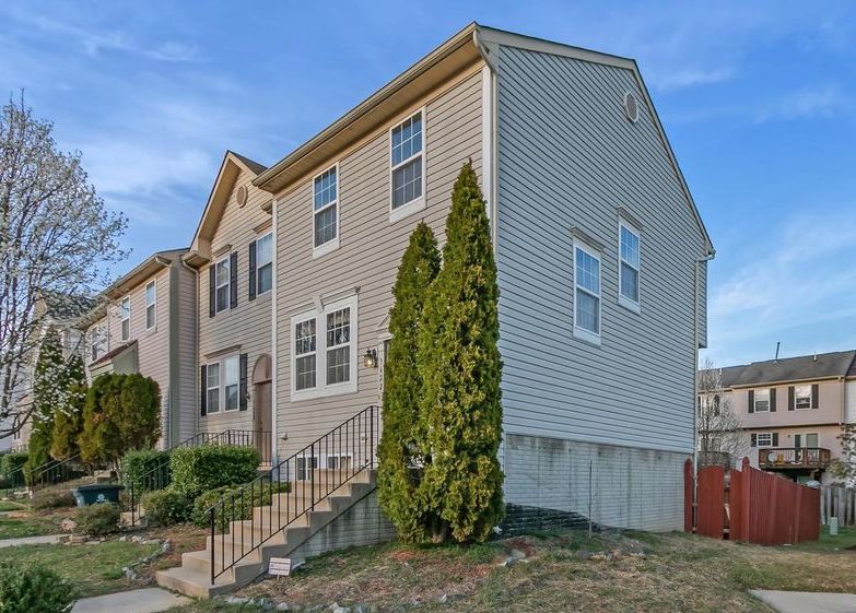 COMMUNITY DR 195,000 3BDR 2BTH Condo/Townhome District