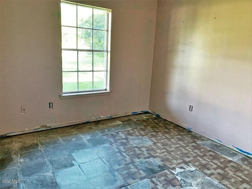 BRIARWOOD DR E 99,850 4BDR 3BTH Single Family Gulfport MS