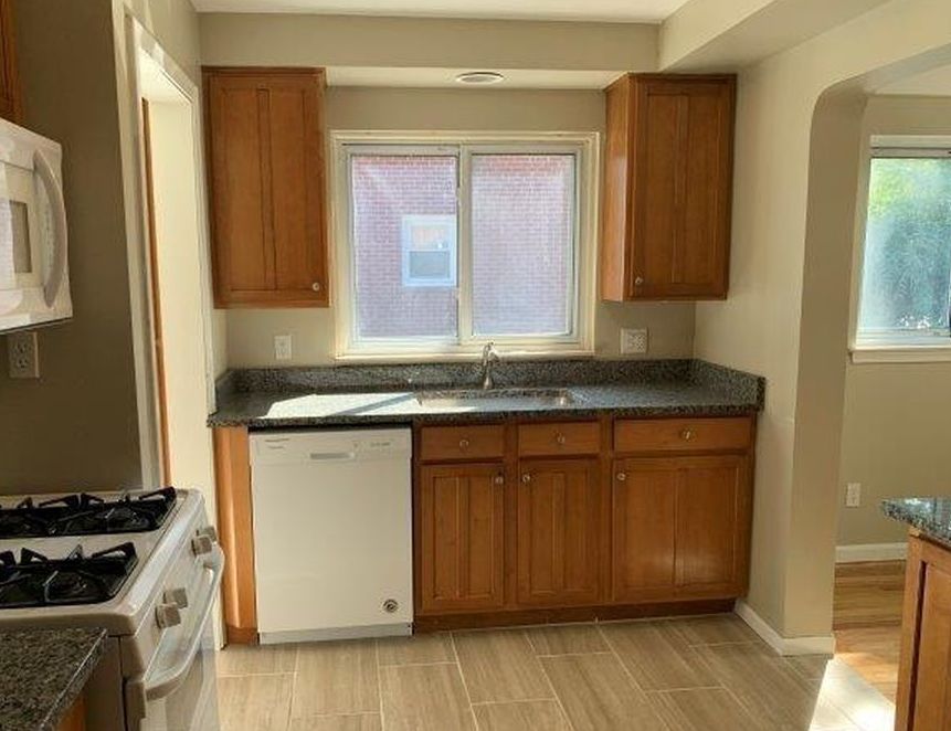 PHILOMENE BLVD 169,900 3BDR 2BTH Single Family Allen Park MI