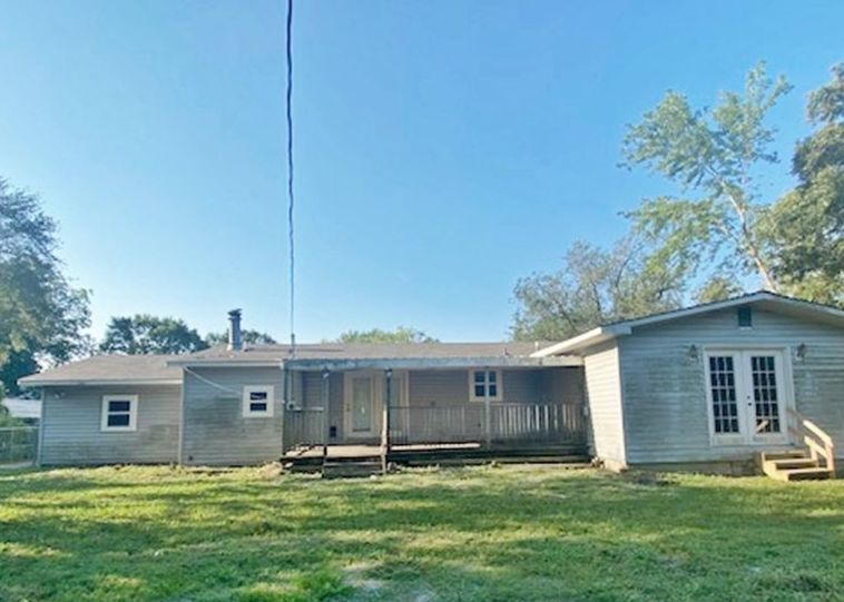 E CHICKASAW AVE 46,300 3BDR 2BTH Single Family Sallisaw OK