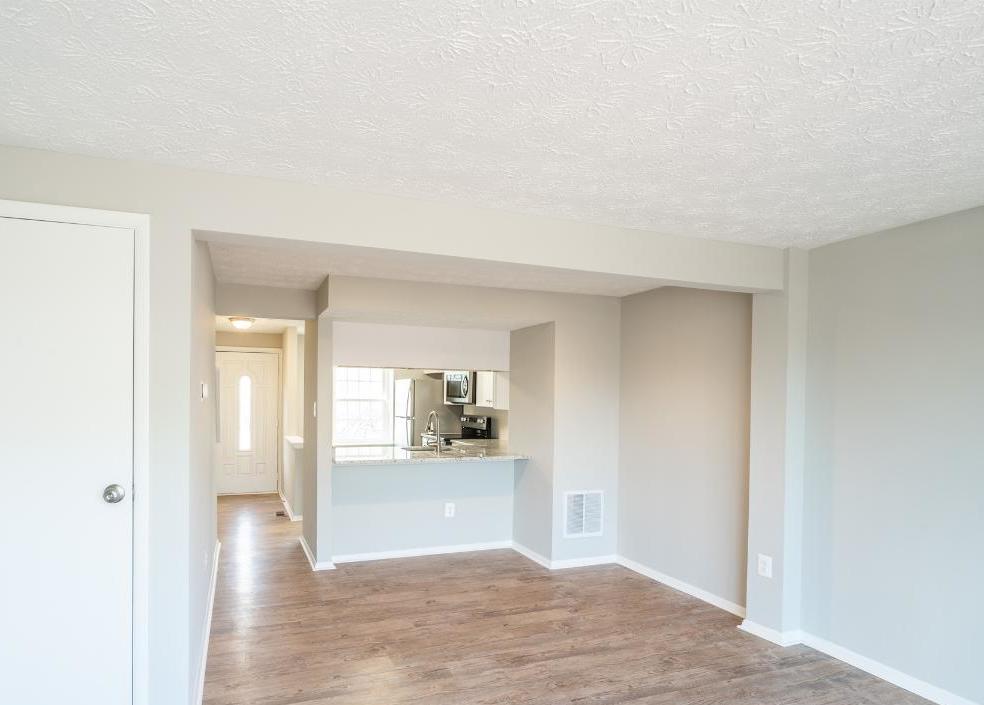 CASTLE TER 1111 289,900 2BDR 2BTH Condo/Townhome Silver