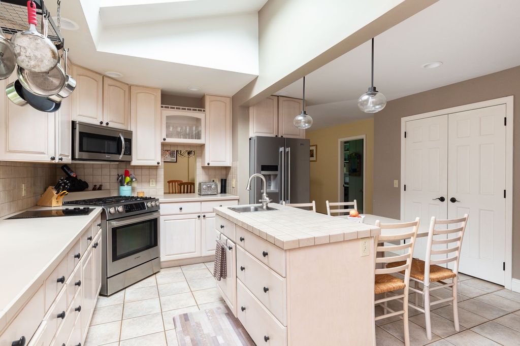 AUTUMN HILL RD 750,000 4BDR 3BTH Single Family South