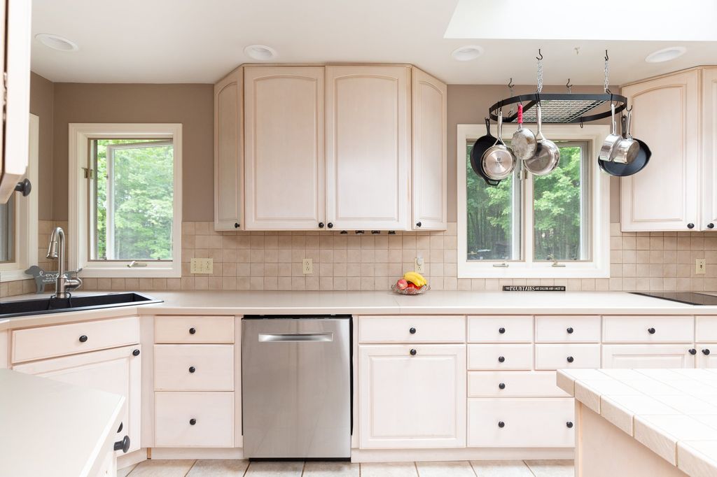 AUTUMN HILL RD 750,000 4BDR 3BTH Single Family South