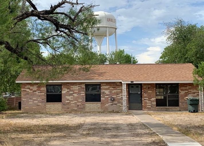E OPPENHEIMER ST 214,500 3BDR 2BTH Single Family Uvalde TX