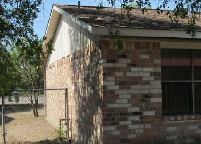 E OPPENHEIMER ST 214,500 3BDR 2BTH Single Family Uvalde TX