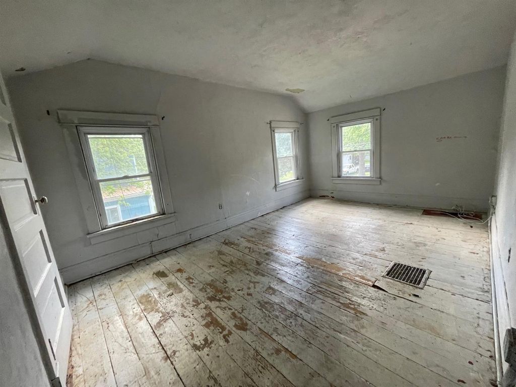 E PORTER ST 79,900 3BDR 1BTH Single Family Crown Point IN