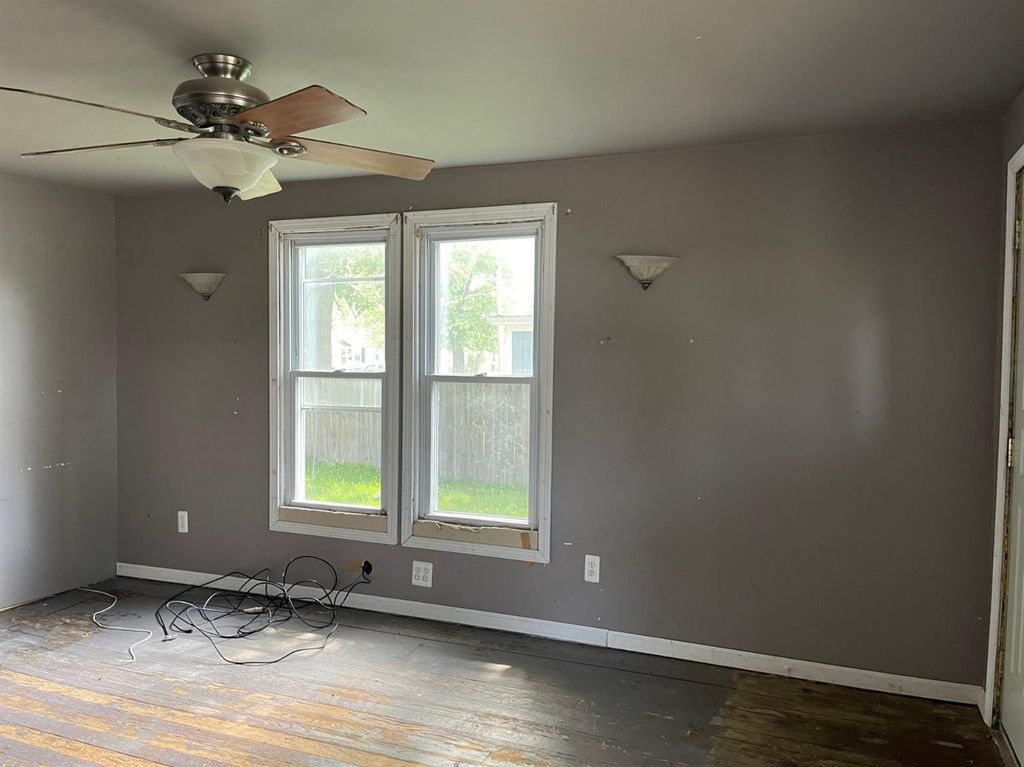 E PORTER ST 79,900 3BDR 1BTH Single Family Crown Point IN