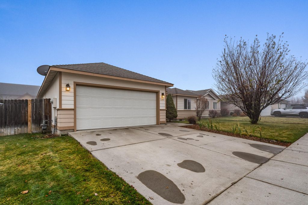 NW ELM PL 424,900 3BDR 2BTH Single Family Redmond OR