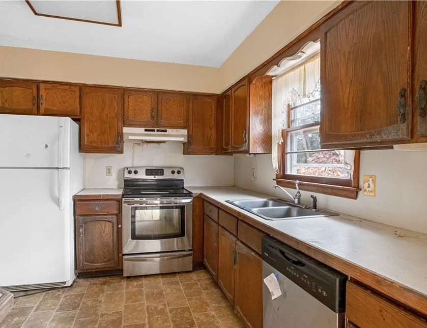 GREENTREE DR S 209,000 4BDR 3BTH MultiFamily Hyde Park NY