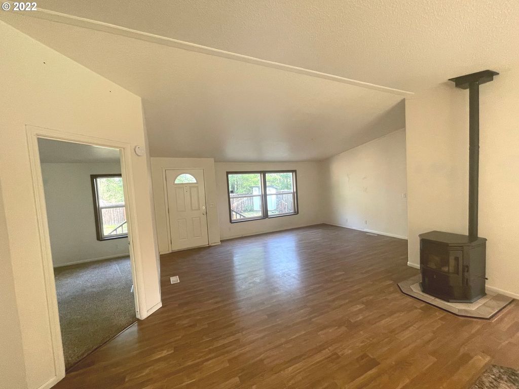 16TH ST 226,515 3BDR 2BTH Mobile Home Florence OR Foreclosure Listing 30102066