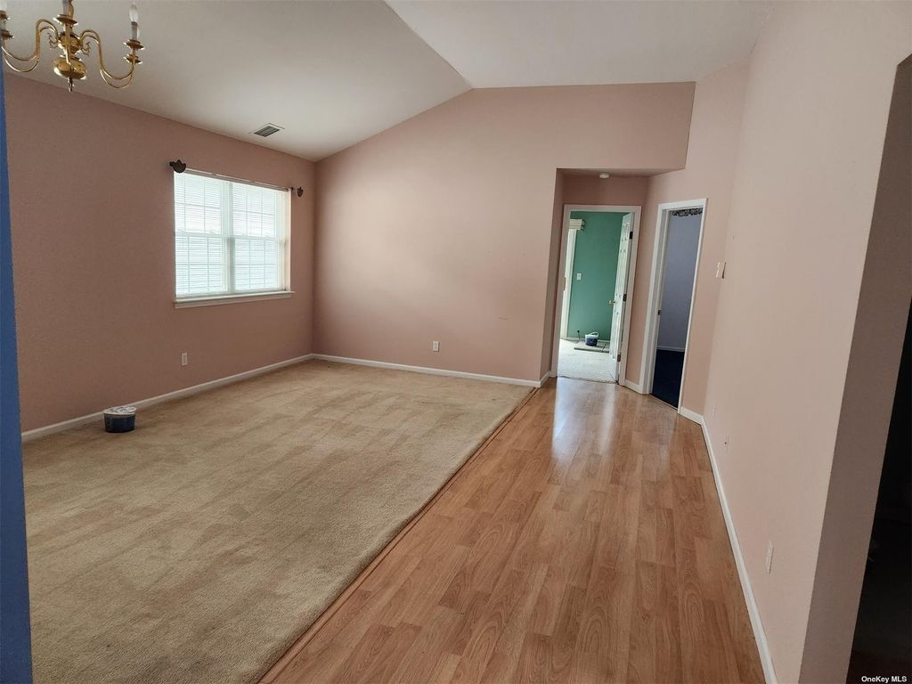 WILLOW CT 140,000 2BDR 2BTH Single Family Manorville NY