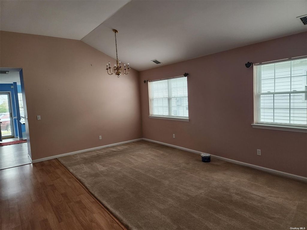 WILLOW CT 140,000 2BDR 2BTH Single Family Manorville NY