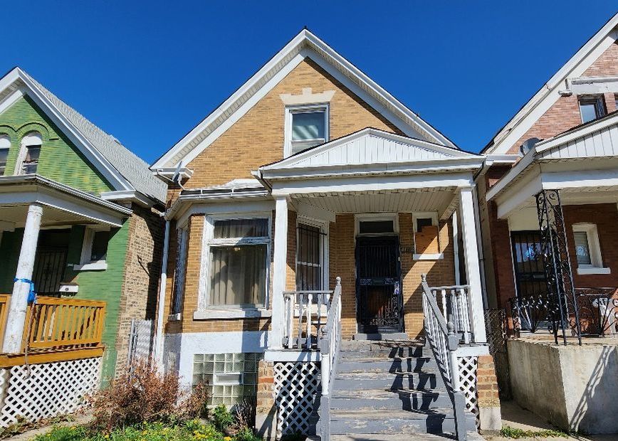 W 5TH AVE 353,600 3BDR 2BTH Single Family Chicago IL