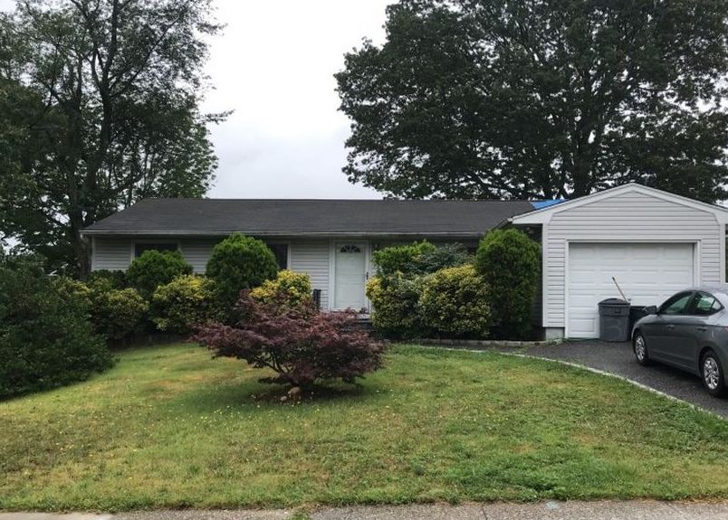 BLUE POINT RD 287,000 3BDR 1BTH Single Family Selden NY Pre
