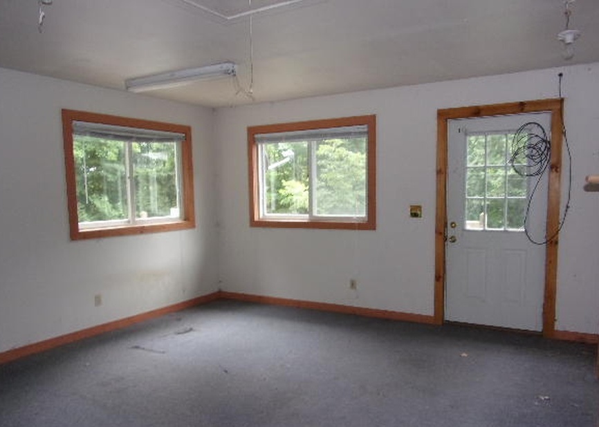 CREEK RD 182,000 4BDR 3BTH Single Family Crown Point NY Pre