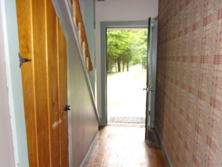 CREEK RD 182,000 4BDR 3BTH Single Family Crown Point NY Pre