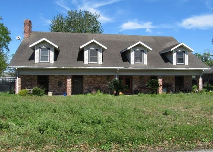 COUNTRY CLUB DR 355,200 3BDR 4BTH Single Family Lake Charles LA Preforeclosure