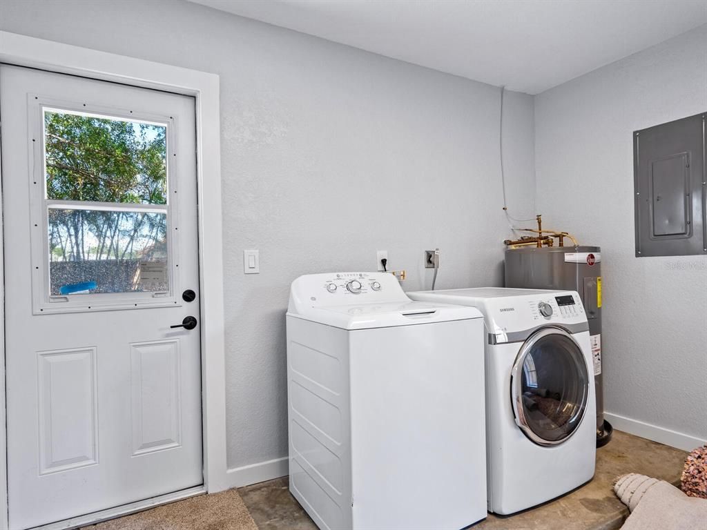 GATEWOOD DR 285,500 3BDR 2BTH Single Family Sarasota FL Preforeclosure Listing 30120399