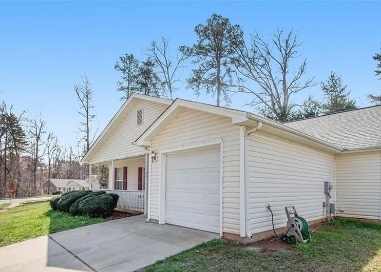 OLDE ENGLISH DR 199,600 3BDR 2BTH Single Family Charlotte NC