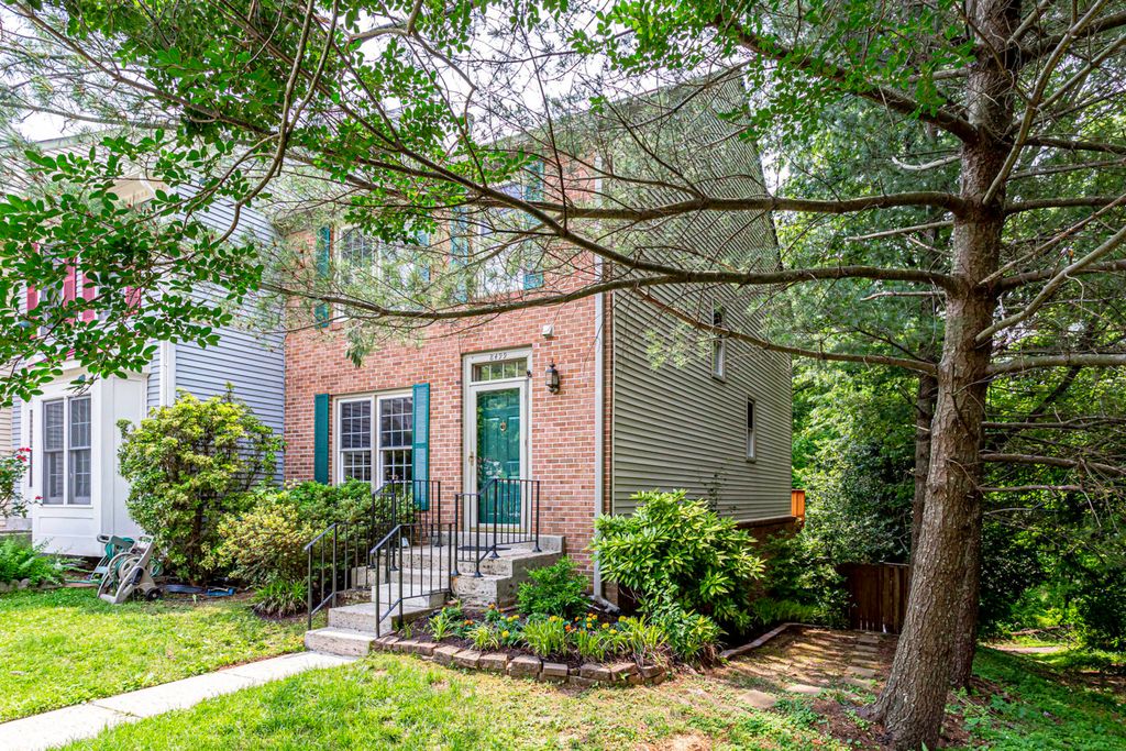 CANYON OAK DR 438,000 3BDR 4BTH Single Family Springfield VA