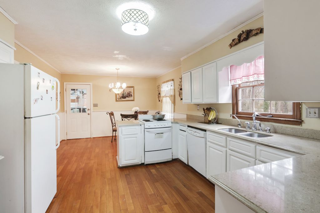 HIGHLAND PARK DR 300,600 3BDR 3BTH Single Family Stone