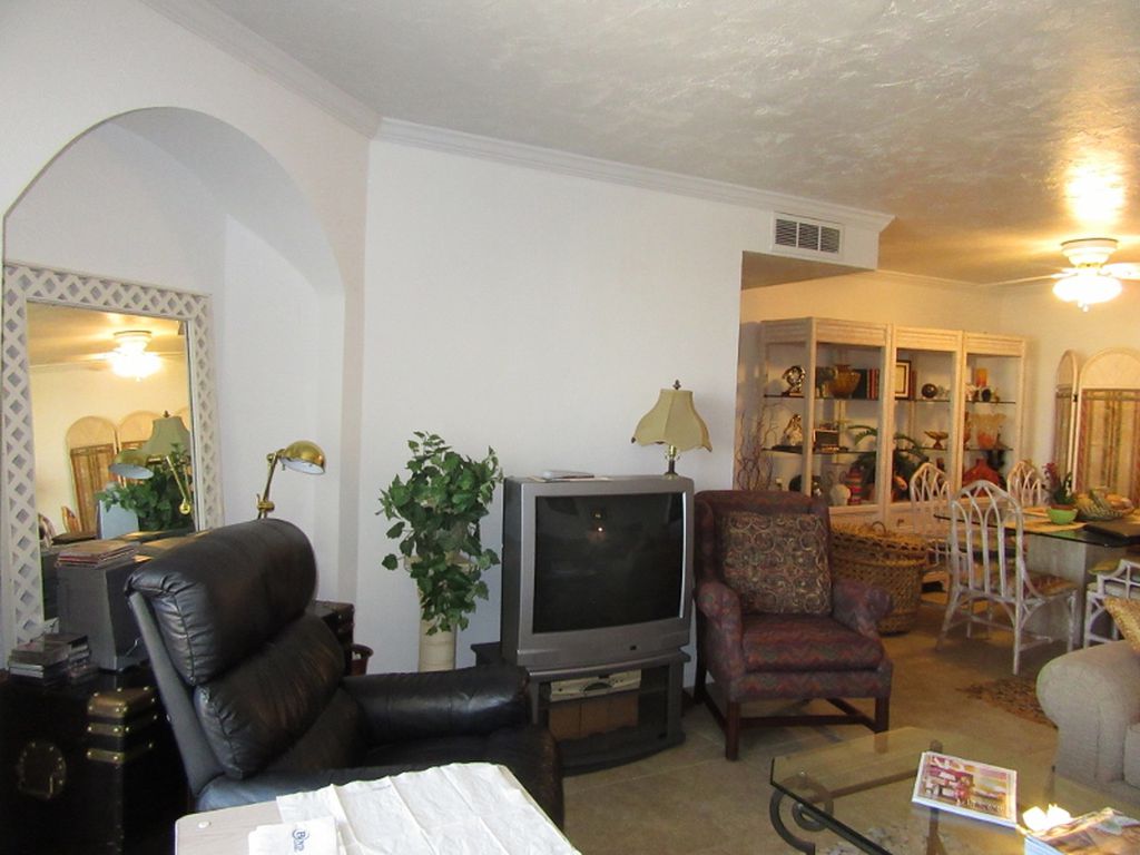 N ROYAL CREST CIR UNIT 251 182,200 2BDR 2BTH Condo/Townhome