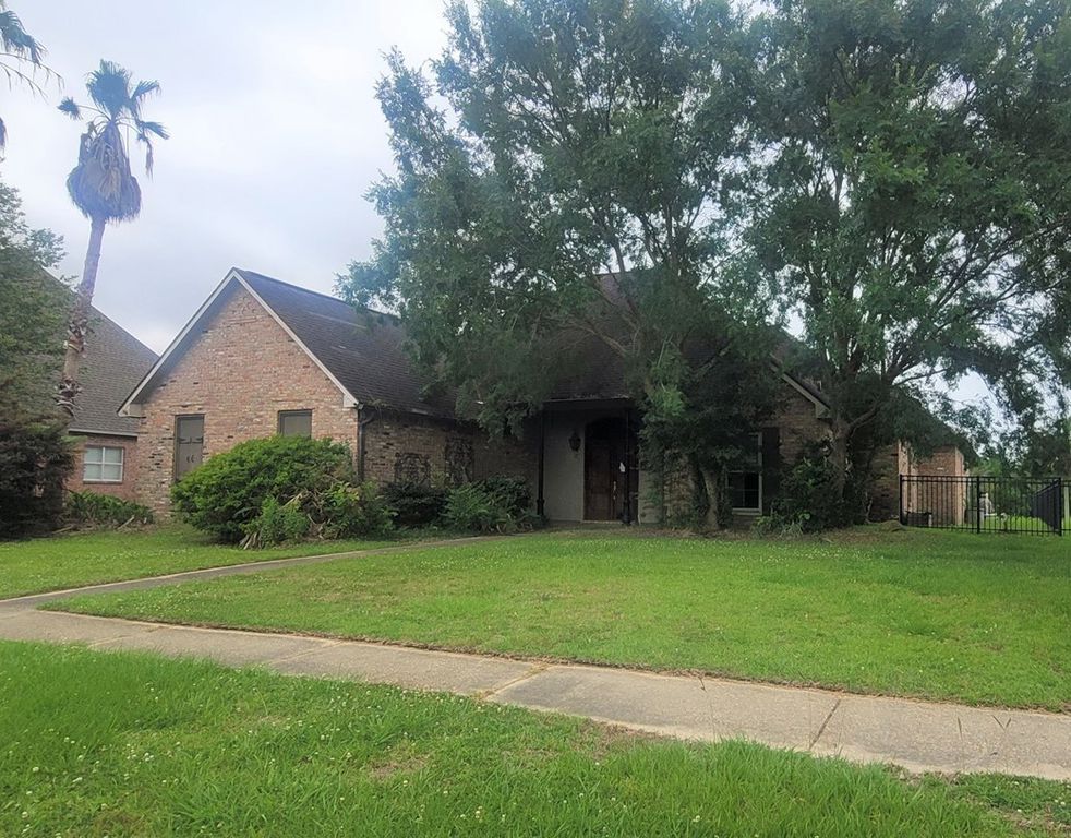 LAKE POINTE AVE 401,500 4BDR 3BTH Single Family Zachary LA Preforeclosure Listing